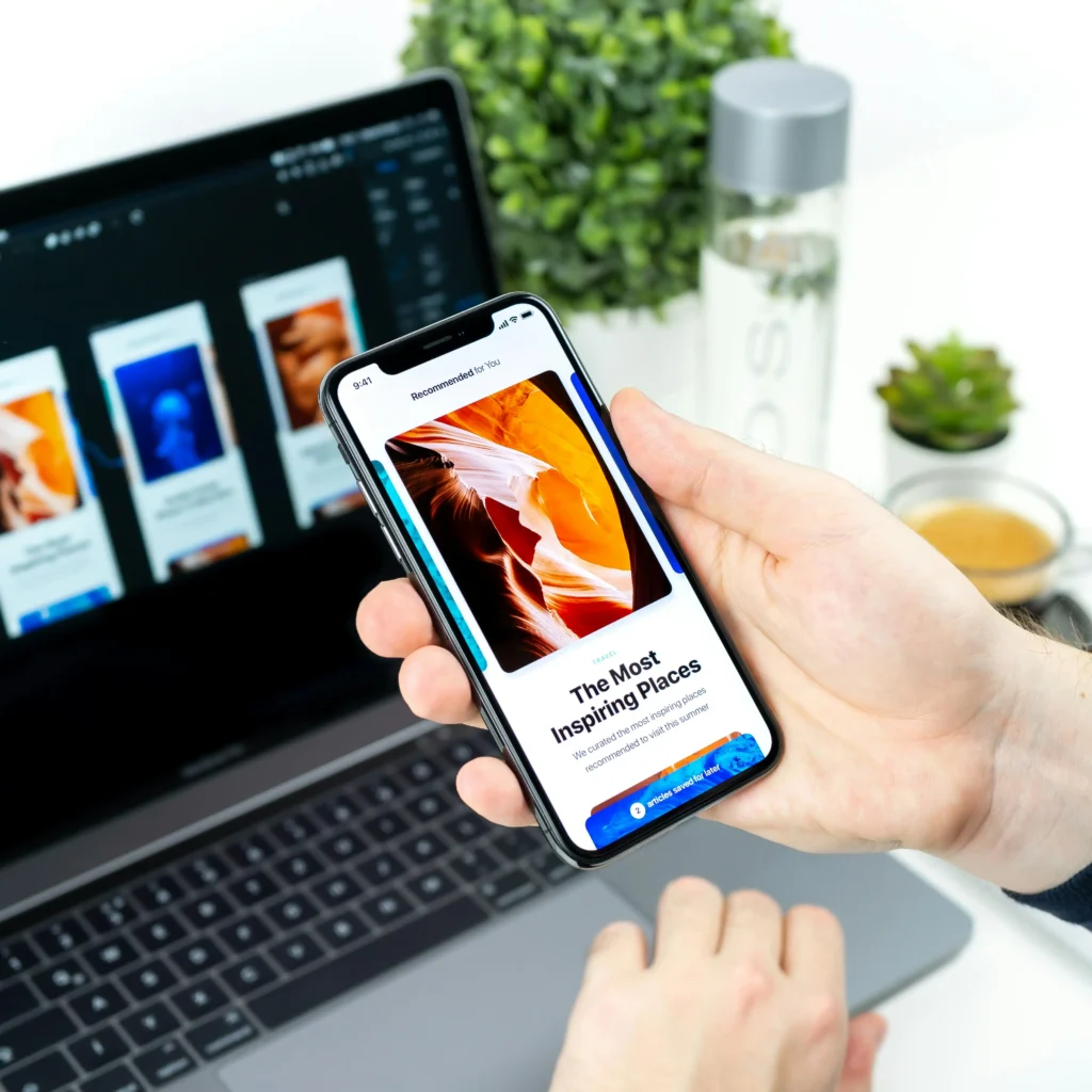 Mobile-First Design op mobiel getoont en op de achtergrond de mockup ervan